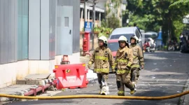 Petugas pemadam kebakaran di sekitar Gedung Badan Pendapatan Daerah (Bapenda) DKI Jakarta. (Dok. Beritajakarta)