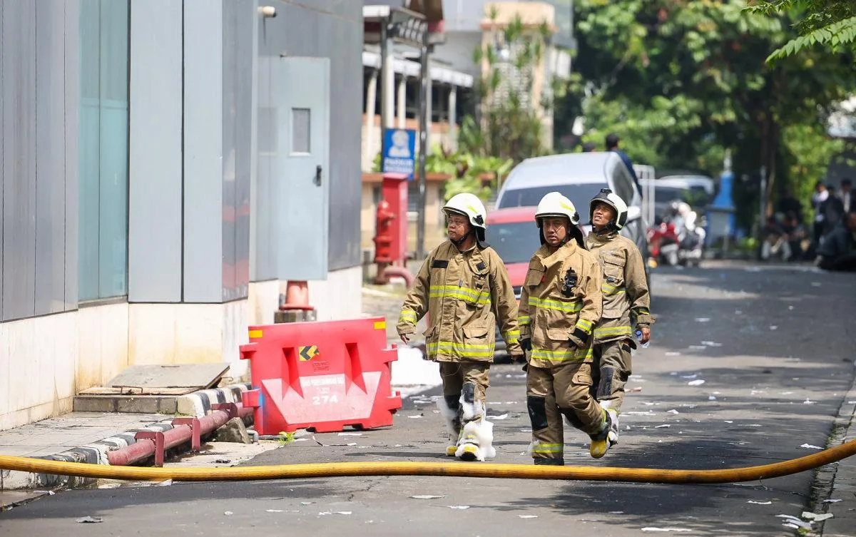 Petugas Damkar Sisir Gedung Bapenda DKI Jakarta Cegah Api Menyala Kembali