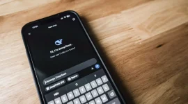 Ilustrasi sebuah layar ponsel menampilkan AI DeepSeek. (Foto: Pexels)