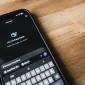 Ilustrasi sebuah layar ponsel menampilkan AI DeepSeek. (Foto: Pexels)