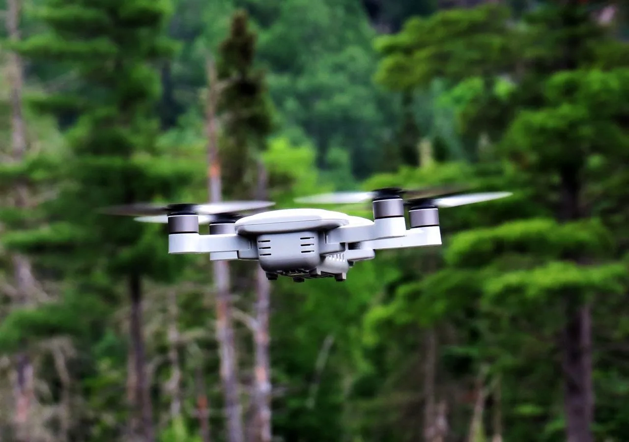 Ilustrasi drone sedang terbang. (Foto: Pexels)