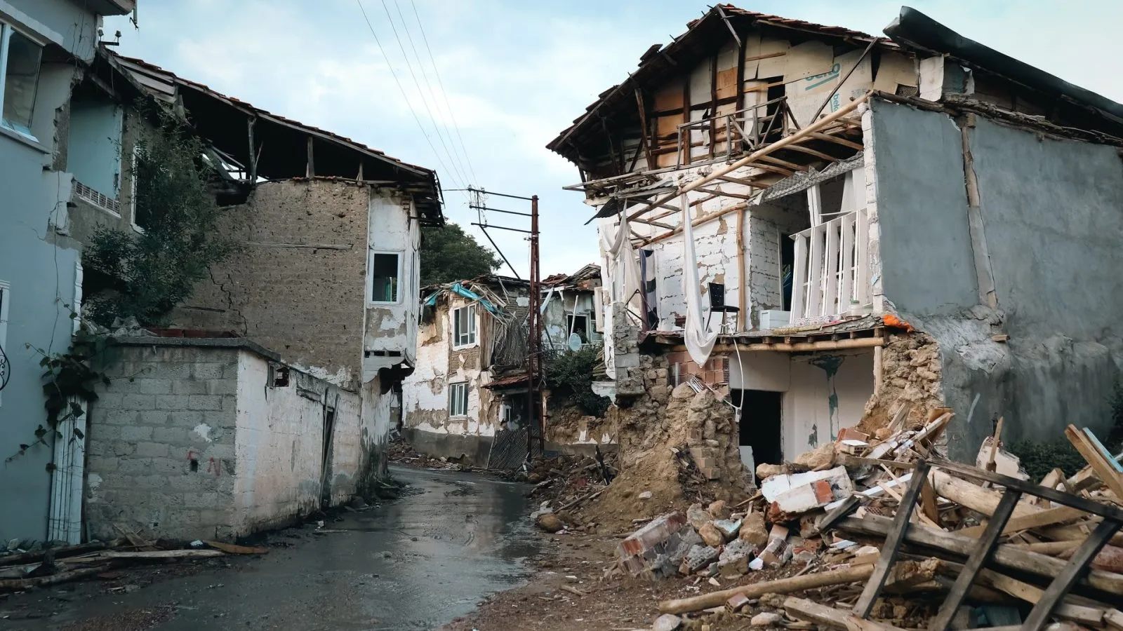 Ilustrasi bangunan rusak akibat gempa bumi. (Foto: Pexels)