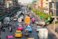 Jalanan kota yang ramai dipenuhi lalu lintas dan pejalan kaki. (Foto: Pexels)