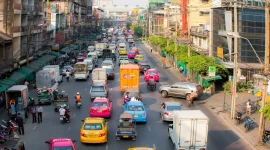 Jalanan kota yang ramai dipenuhi lalu lintas dan pejalan kaki. (Foto: Pexels)