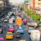 Jalanan kota yang ramai dipenuhi lalu lintas dan pejalan kaki. (Foto: Pexels)