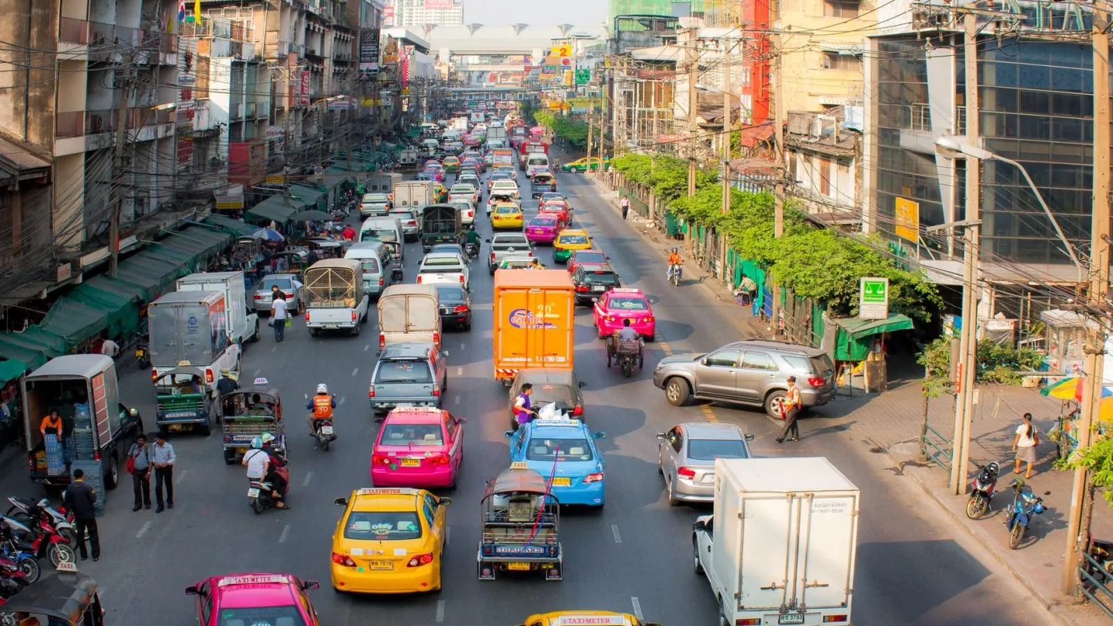 Jalanan kota yang ramai dipenuhi lalu lintas dan pejalan kaki. (Foto: Pexels)