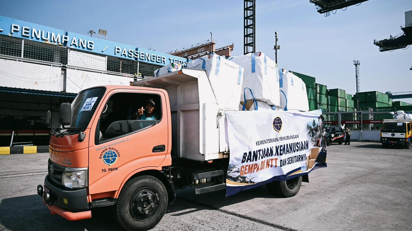 Kemenhub Memberangkatkan Bantuan Logistik 7,9 Ton via KM Tidar Menuju Pelabuhan Maumere NTT. (Dok. Kemenhub)