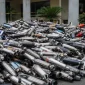 Ilustrasi tumpukan knalpot brong atau racing hasil sitaan kepolisian. (Satuteks.com)
