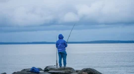 Ilustrasi memancing ikan di laut. (Foto: Pexels)
