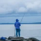 Ilustrasi memancing ikan di laut. (Foto: Pexels)