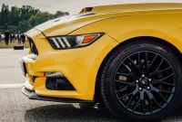Tampilan jarak dekat yang dinamis dari sebuah mobil sport kuning. (Foto: Pexels)