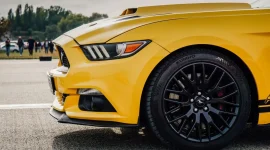 Tampilan jarak dekat yang dinamis dari sebuah mobil sport kuning. (Foto: Pexels)
