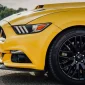 Tampilan jarak dekat yang dinamis dari sebuah mobil sport kuning. (Foto: Pexels)