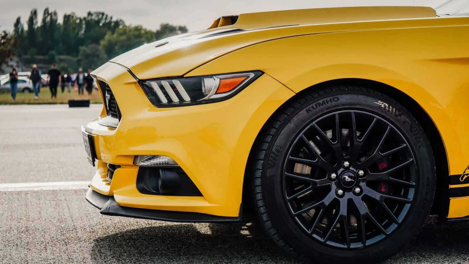 Tampilan jarak dekat yang dinamis dari sebuah mobil sport kuning. (Foto: Pexels)