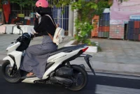 Ilustrasi seorang perempuan mengendarai motor matik. (Foto: Pexels)