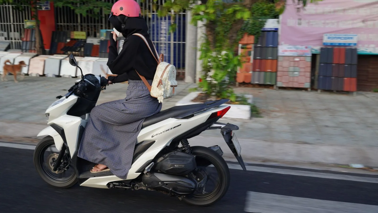 Ilustrasi seorang perempuan mengendarai motor matik. (Foto: Pexels)