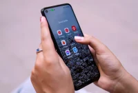 Tampilan jarak dekat tangan memegang ponsel pintar yang menampilkan berbagai aplikasi. (Foto: Pexels)