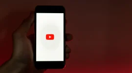 Seseorang memegang ponsel pintar yang menampilkan aplikasi YouTube. (Pexels)