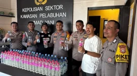 Polisi Amankan Ratusan Botol Cap Tikus Ilegal Asal Jailolo di Kota Ternate. (Dok. Polres Ternate)