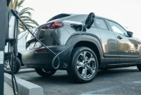 Mobil listrik sedang mengisi ulang baterai. (Foto: Pexels)