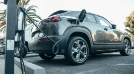 Mobil listrik sedang mengisi ulang baterai. (Foto: Pexels)