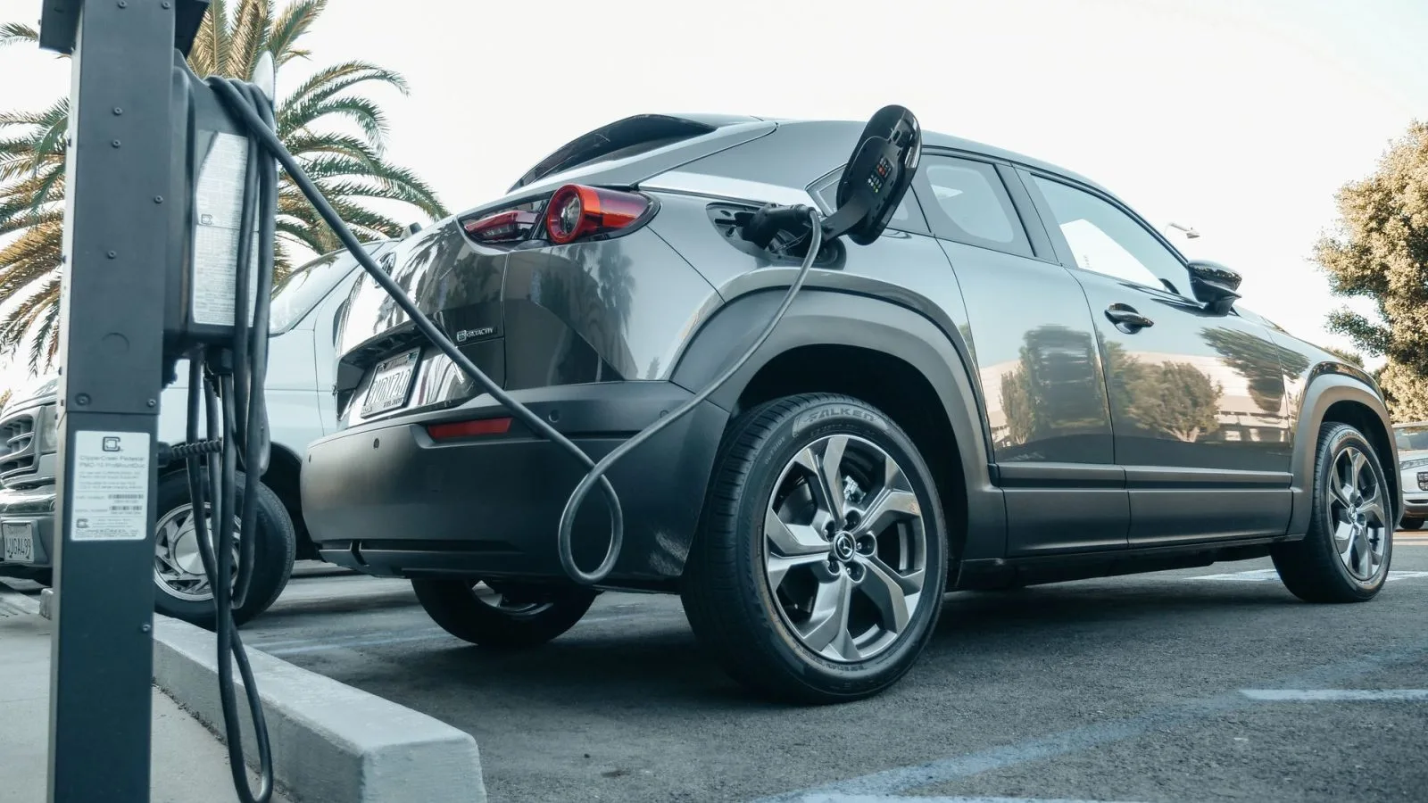 Mobil listrik sedang mengisi ulang baterai. (Foto: Pexels)