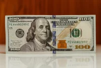 Ilustrasi uang kertas seratus Dolar  Amerika Serikat bergambar Benjamin Franklin. (Pexels)
