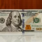 Ilustrasi uang kertas seratus Dolar  Amerika Serikat bergambar Benjamin Franklin. (Pexels)
