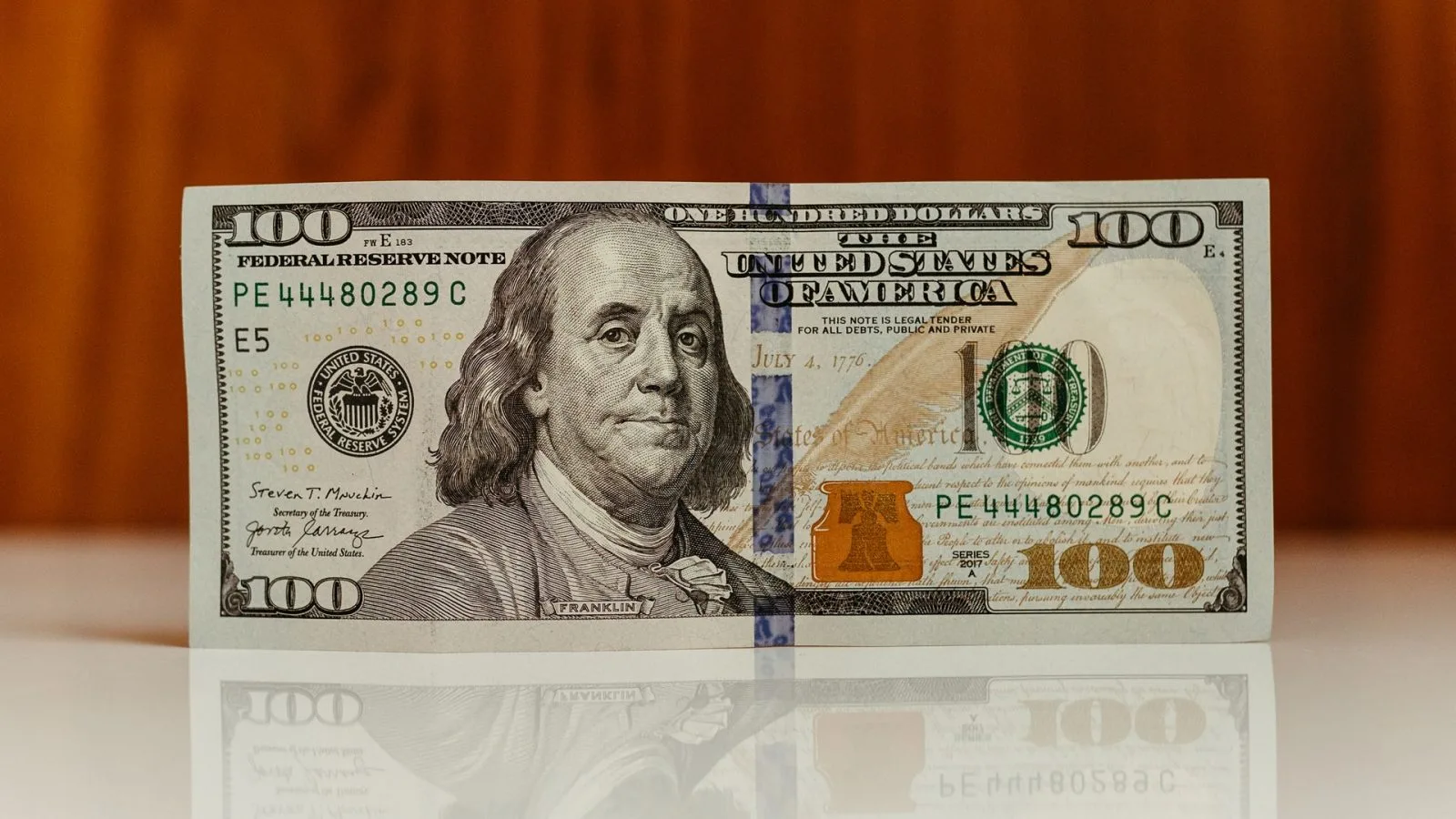 Ilustrasi uang kertas seratus Dolar Amerika Serikat bergambar Benjamin Franklin. (Pexels)